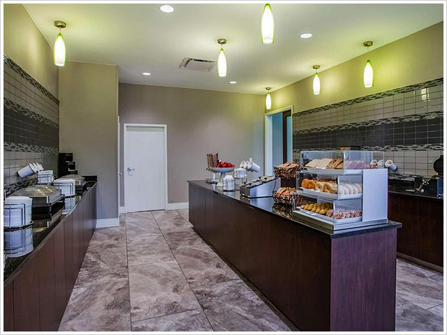 La Quinta Inn & Suites by Wyndham Virginia Beach - Free Breakfast