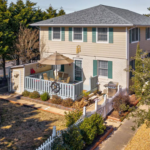 Beach Escape, 2 minute walk to the beach – Sleeps 9