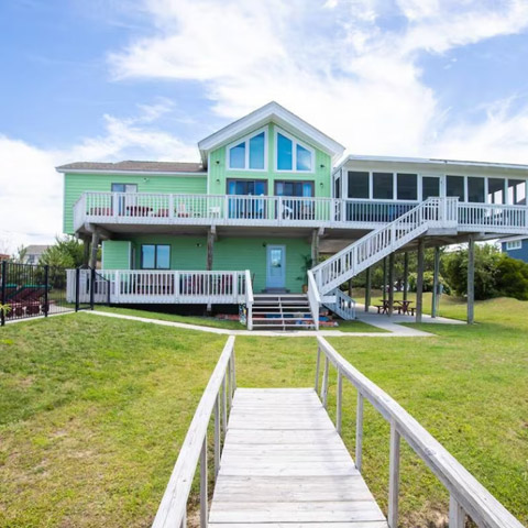 Beach house with breathtaking sunsets – Sleeps 12